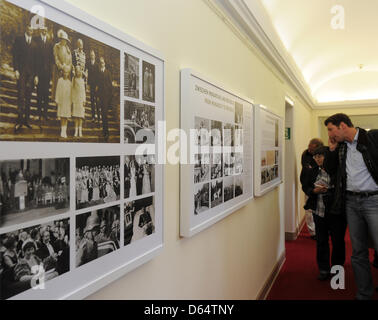 Les journalistes de voir des expositions l'exposition permanente sur la Conférence de Potsdam de 1945 au château de Cecilienhof à Potsdam, Allemagne, 04 juin 2012. Entre autres changements et ajouts, le salon propose désormais un guide audio. Photo : BERND SETTNIK Banque D'Images