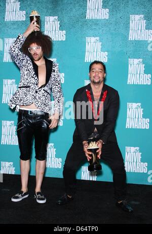 Les musiciens nous Red Foo (L) et le ciel bleu de la bande 'LMFAO' poser dans la salle de presse de la MTV Movie Awards 2012 au Gibson Amphitheatre à Universal City, USA, 03 juin 2012. Photo : Hubert Boesl Banque D'Images