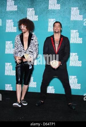 Les musiciens nous Red Foo (L) et le ciel bleu de la bande 'LMFAO' poser dans la salle de presse de la MTV Movie Awards 2012 au Gibson Amphitheatre à Universal City, USA, 03 juin 2012. Photo : Hubert Boesl Banque D'Images