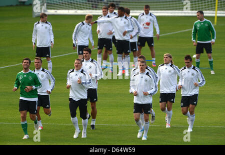 L'équipe de l'Allemagne au cours d'un entraînement de l'équipe nationale de football allemande à l'old Pagan stade de Gdansk à Gdansk, Pologne, 4 juin 2012. L'UEFA EURO 2012 aura lieu du 08 juin au 01 juillet 2012 et est co organisé par la Pologne et l'Ukraine. Photo : Marcus Brandt dpa  + + +(c) afp - Bildfunk + + + Banque D'Images