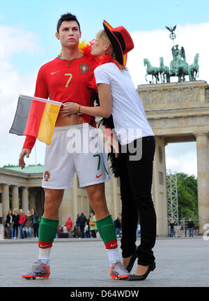 La cire d'une réplique de l'étoile du football portugais Ronaldo est photographié devant la porte de Brandebourg à proximité du musée Madame Tussauds à Berlin, Allemagne, 5 juin 2012. Avant le match entre l'Allemagne et le Portugal le dimanche 10 juin, les fans allemands peuvent répondre Ronaldo ici. Photo : Jens Kalaene Banque D'Images