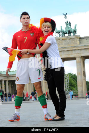 La cire d'une réplique de l'étoile du football portugais Ronaldo est photographié devant la porte de Brandebourg à proximité du musée Madame Tussauds à Berlin, Allemagne, 5 juin 2012. Avant le match entre l'Allemagne et le Portugal le dimanche 10 juin, les fans allemands peuvent répondre Ronaldo ici. Photo : Jens Kalaene Banque D'Images