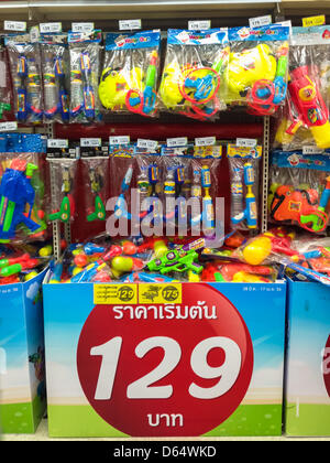 Bangkok, Thaïlande. 12 mars 2013. Vue sur les pistolets à eau pour SongKran frestival dans un centre commercial Tesco Lotus à Bangkok, Thaïlande, le 12 mars 2013. Songkran est la fête de l'eau en Thaïlande (nouvel an Thaï) Credit : JFP . / Alamy Live News Banque D'Images