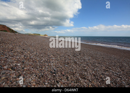 Longue étendue de plage de galets vide - Budleigh Salterton, Devon Banque D'Images