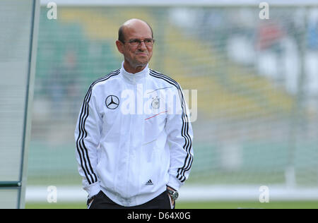 Spécialiste des chaussures l'Allemagne Manfred Drexler pendant une session de formation de l'équipe nationale de football allemande à l'old Pagan stade de Gdansk à Gdansk, Pologne, 4 juin 2012. L'UEFA EURO 2012 aura lieu du 08 juin au 01 juillet 2012 et est co-organisé par la Pologne et l'Ukraine. Photo : Andreas Gebert dpa Banque D'Images