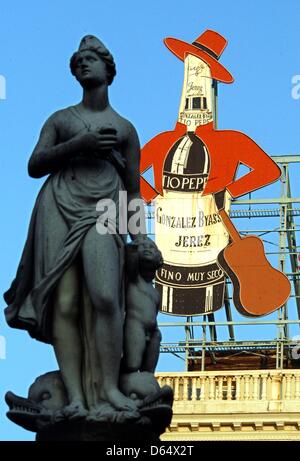 (Dossier) une archive photo datée du 07 novembre 2003 montre la statue "ariblanca' sur la Puerta del Sol en face d'une grande publicité pour la 'sherry Tio Pepe' de Madrid, Espagne. Les craintes de Madrid pour la ville. Les courts de publicité pour une marque de sherry, qui a été sur le toit d'un immeuble sur la Puerta del Sol au coeur de la ville, pourrait être retiré pour de bon Banque D'Images