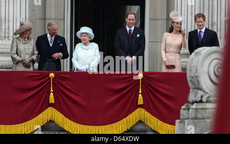 La famille royale, Camilla duchesse de Cornouailles (l-r), le Prince Charles, la reine Elizabeth II, le Prince William, Catherine duchesse de Cambridge et le Prince Henry au balcon du palais de Buckingham à Londres, 05 juin 2012. Le balcon apparition marque la fin des quatre jours de festivités pour 60e anniversaire de trône de la reine Elizabeth II. Photo : Tobias Hase dpa Banque D'Images