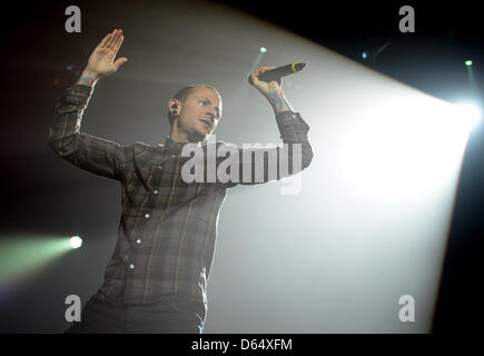 La chanteuse du groupe américain Linkin Park, Chester Bennington joue sur la scène pendant un concert à l'Admiralspalast de Berlin, Allemagne, 5 juin 2012. Linkin Park a présenté son dernier album, 'vivant', qui sera publiée le 22 juin 2012. Photo : Britta Pedersen Banque D'Images