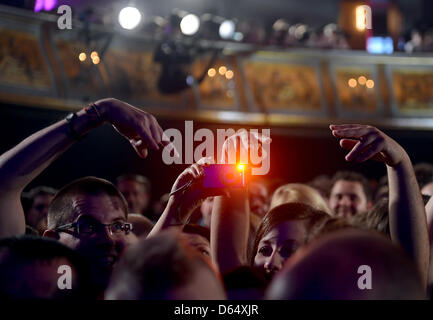 Fans de du groupe américain Linkin Park cheer lors d'un concert de la bande à l'Admiralspalast de Berlin, Allemagne, 5 juin 2012. Linkin Park a présenté son dernier album, 'vivant', qui sera publiée le 22 juin 2012. Photo : Britta Pedersen Banque D'Images