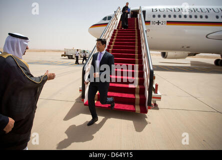 Le ministre allemand de l'Economie Philipp Roesler (FDP) est salué par l'Arabie saoudite Sous-ministre des Finances Hamad bin Suleiman Al-Bazie à l'aéroport de Riyadh, Arabie saoudite, 06 juin 2012. Roesler est une visite d'état en Arabie Saoudite avec une délégation de gens d'affaires. Photo : MICHAEL KAPPELER Banque D'Images