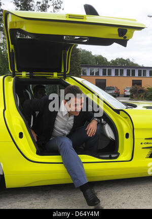 L'Allemagne est manager de l'équipe Oliver Bierhoff arrive dans une voiture électrique lors d'une conférence de presse de l'équipe nationale de football allemande de hotel Dwor Oliwski à Gdansk, Pologne, 6 juin 2012. L'UEFA EURO 2012 aura lieu du 08 juin au 01 juillet 2012 et est co organisé par la Pologne et l'Ukraine. Photo : Marcus Brandt dpa  + + +(c) afp - Bildfunk + + + Banque D'Images