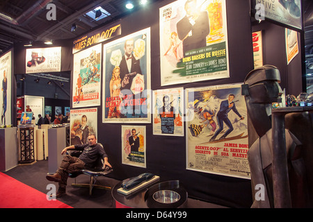 Paris, France - 06 février : Vendeur et vintage posters au Salon Rétromobile, Février 06, 2013 Paris, France. Banque D'Images