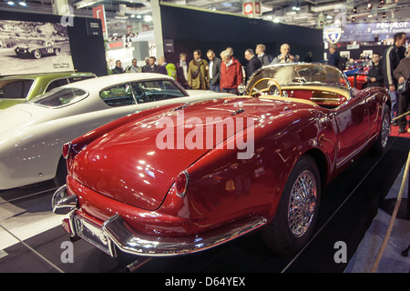 Paris, France - 06 février : Les Visiteurs voir la mer, à l'occasion du Salon Rétromobile, Février 06, 2013 Paris, France. Banque D'Images