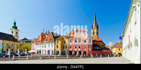 Panorama avec ses maisons colorées sur petite place à Sibiu, Transylvanie, Roumanie Banque D'Images