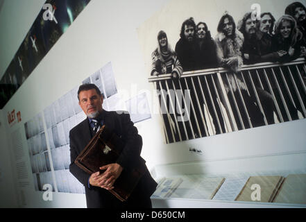 Artiste Petr Vrána pose devant une photo d'un groupe de hippies tchécoslovaques tchécoslovaque qui a détourné un avion du passager lié à Weiden afin d'échapper à l'ouest au centre culturel DOX à Prague, République tchèque, 06 juin 2012. Le German-Czecj Vrána artiste a consacré une exposition à l'affaire. Il examine la façon dont le pilote a trouvé la mort et a eu accès à s précédemment Banque D'Images