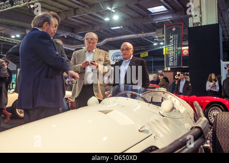 Paris, France - 06 février : Les Visiteurs voir la mer, à l'occasion du Salon Rétromobile, Février 06, 2013 Paris, France. Banque D'Images