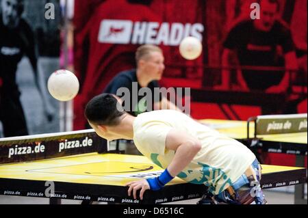 Headball visiteurs jouent au tennis de table à vous les jeunes au Palais des Congrès de Berlin à Berlin, Allemagne, 08 juin 2012. La foire est ouverte jusqu'au 10 juin 08. Photo : SEBASTIAN KAHNERT Banque D'Images