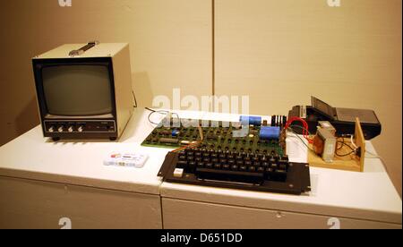 Un 'I' d'Apple Computer est assis dans la maison d'enchères Sotheby's à New York, USA, 08 juin 2012. L'appareil est un des premiers ordinateurs vendus par Apple en 1977. Il en coûte 666 dollars. Sotheby's espère pour 180 000 dollars pour l'ordinateur funtioning la semaine prochaine. Il n'y a que 50 des ordinateurs dans le monde, et seulement 6 qui sont connus pour fonctionner. Photo. Chris Melzer Banque D'Images