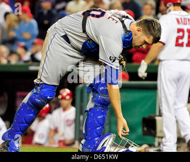 New York Mets catcher Josh Thole (30) récupère son masque après la poursuite d'un mauvais lancer d'Elvin Ramirez (non représenté) dans la 12e manche contre les Nationals de Washington au Championnat National Park de Washington, D.C., USA. 05 juin 2012. Les nationaux a gagné en 12 manches 7 - 6. Photo : Ron Sachs / CNP.(RESTRICTION : NO New York ou le New Jersey Journaux ou journaux dans un rayon de 75 km de nouveau Banque D'Images