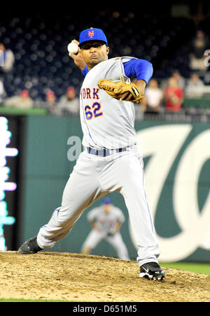 New York Mets pitcher Elvin Ramirez (62) travaille dans la 12e manche contre les Nationals de Washington au Championnat National Park de Washington, D.C., USA, 05 juin 2012. Les nationaux a gagné en 12 manches 7 - 6. Photo : Ron Sachs / CNP.(RESTRICTION : NO New York ou le New Jersey Journaux ou journaux dans un rayon de 75 km de la ville de New York) Banque D'Images