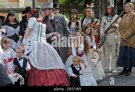 Angelika Gottschling-Meier et Alexander Glahn de célébrer un mariage de l'Ouest sauvage au début du 21ème Festival Karl-May-à Radebeul, Allemagne, 18 mai 2012. Ils et leurs invités sont habillés en costumes de l'Ouest sauvage. 100 ans après la mort de l'écrivain Karl mai, des milliers de fans sont attendus dans l'Karl May, ancien lieu de résidence jusqu'au 20 mai 2012. Photo : Matthias Hiekel Banque D'Images