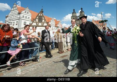 Cette année, le couple Luther Christiane Dalichow et Guenter vague Petermann pendant le spectacle historique sur la place du marché, à Wittenberg, Allemagne, 09 juin 2012. Le concours du 19ème festival de la ville de Wittenberg Luther 'Wedding' devient de plus en plus d'un succès de foule. Selon les organisateurs de l'événement le concours a été attenden par 40 000 visiteurs aujourd'hui déjà. Le festival se termine le 10 juin 201 Banque D'Images