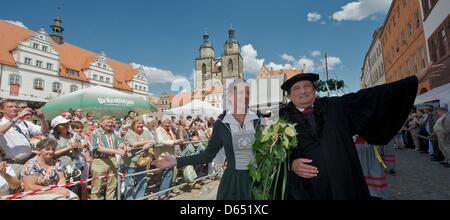 Cette année, le couple Luther Christiane Dalichow et Guenter vague Petermann pendant le spectacle historique sur la place du marché, à Wittenberg, Allemagne, 09 juin 2012. Le concours du 19ème festival de la ville de Wittenberg Luther 'Wedding' devient de plus en plus d'un succès de foule. Selon les organisateurs de l'événement le concours a été attenden par 40 000 visiteurs aujourd'hui déjà. Le festival se termine le 10 juin 201 Banque D'Images