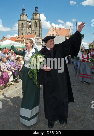 Cette année, le couple Luther Christiane Dalichow et Guenter vague Petermann pendant le spectacle historique sur la place du marché, à Wittenberg, Allemagne, 09 juin 2012. Le concours du 19ème festival de la ville de Wittenberg Luther 'Wedding' devient de plus en plus d'un succès de foule. Selon les organisateurs de l'événement le concours a été attenden par 40 000 visiteurs aujourd'hui déjà. Le festival se termine le 10 juin 201 Banque D'Images