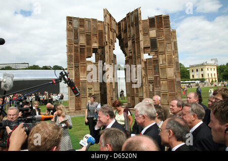 Fichier - une archive photo datée du 16 juin 2007 montre alors le président allemand Horst Koehler (C) debout devant l'installation 'template' par l'artiste chinois Ai Weiwei lors de l'ouverture de la documenta 12 à Kassel, Allemagne. Il a été l'un des plus spectaculaires de l'exposition documenta 12 : Ai Weiwei avait construit une tour de 8 m de haut des portes de bois et fenêtres qui a été victime de Banque D'Images