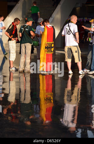 Les partisans de l'Allemagne obtenir eux-mêmes une bière avant de l'UEFA EURO 2012 football match du groupe B l'Allemagne contre le Portugal à l'arène à Lviv, Ukraine Lviv, 09 juin 2012. Photo : MARCUS BRANDT DPA (veuillez vous reporter aux chapitres 7 et 8 de l'http://dpaq.de/Ziovh de l'UEFA Euro 2012 Termes & Conditions) Banque D'Images