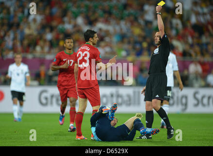 L'arbitre français Stéphane Lannoy (R) montre la carte jaune pour le portugais Helder Postiga (L) après avoir accroché le gardien Manuel Neuer (C) vie de la balle pendant l'UEFA EURO 2012 football match du groupe B l'Allemagne contre le Portugal à l'Arène Lviv de Lviv, Ukraine, 09 juin 2012. Photo : Andreas Gebert dpa (veuillez vous reporter aux chapitres 7 et 8 de l'UEFA Euro 2012 pour http://dpaq.de/Ziovh Mentions Banque D'Images