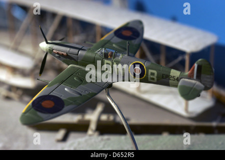 Ww2 Simulation de spitfire RAF flying model plane Banque D'Images