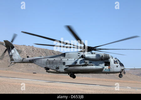 US Marine Corps CH-53E Super Stallion avec Marine hélicoptère Hélicoptère lourd 461 escadron décoller sur une opération militaire conjointe d'entre nous, les Britanniques et les forces afghanes le 11 avril 2013 dans la province d'Helmand, en Afghanistan. Banque D'Images