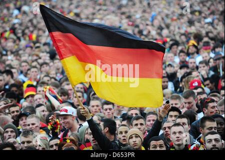 Soccer fans Suivez l'UEFA EURO 2012 groupe B match de football entre l'Allemagne et le Portugal à une zone d'affichage public à Heiligengeistfeld à Hambourg, Allemagne, 09 juin 2012. Photo : Revierfoto Banque D'Images