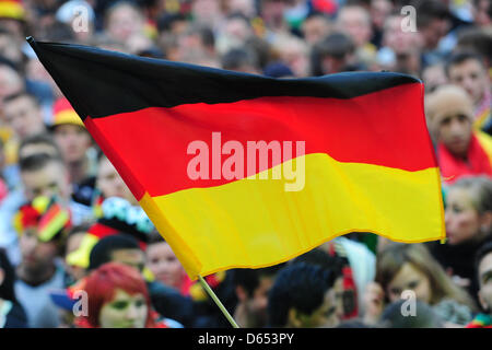 Soccer fans Suivez l'UEFA EURO 2012 groupe B match de football entre l'Allemagne et le Portugal à une zone d'affichage public à Heiligengeistfeld à Hambourg, Allemagne, 09 juin 2012. Photo : Revierfoto Banque D'Images