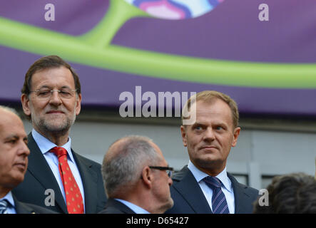 Le premier ministre Espagnol Mariano Rajoy (L) et le Premier ministre polonais Donald Tusk avant l'UEFA EURO 2012 groupe C match de football l'Espagne contre l'Italie à l'Arena Gdansk à Gdansk, Pologne, 10 juin 2012. Photo : Marcus Brandt dpa (veuillez vous reporter aux chapitres 7 et 8 de l'http://dpaq.de/Ziovh de l'UEFA Euro 2012 Termes & Conditions)  + + +(c) afp - Bildfunk + + + Banque D'Images