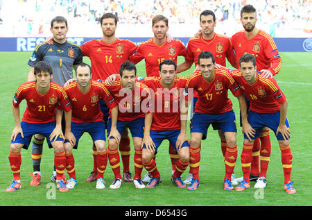 L'Espagne Iker Casillas (en haut à gauche à en bas à droite), Xabi Alonso, Sergio Ramos, Sergio Busquets, Gerard Pique, David Silva, Andres Iniesta, Cesc Fabregas, Xavi, Alvaro Arbeloa et Jordi Alba posent pour une photo de groupe pendant l'UEFA EURO 2012 groupe C match de football l'Espagne contre l'Italie à l'Arena Gdansk à Gdansk, Pologne, 10 juin 2012. Photo : Jens Wolf dpa (veuillez vous reporter aux chapitres 7 et 8 de http :/ Banque D'Images