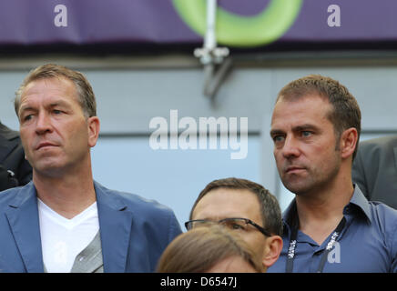 L'entraîneur adjoint de l'Allemagne Hans-Dieter Flick (R) et entraîneur des gardiens Andreas Koepke sur les stands avant l'UEFA EURO 2012 groupe C match de football l'Espagne contre l'Italie à l'Arena Gdansk à Gdansk, Pologne, 10 juin 2012. Photo : Jens Wolf dpa (veuillez vous reporter aux chapitres 7 et 8 de l'http://dpaq.de/Ziovh de l'UEFA Euro 2012 Termes & Conditions)  + + +(c) afp - Bildfunk + + + Banque D'Images