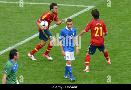 L'Espagne (Cesc Fabregas 2-L) célèbre son égalisation 1-1 avec David Silva (R) à côté de l'Italie Gianluigi Buffon (L) et Emanuele Giaccherini pendant l'UEFA EURO 2012 groupe C match de football l'Espagne contre l'Italie à l'Arena Gdansk à Gdansk, Pologne, 10 juin 2012. Photo : Andreas Gebert dpa (veuillez vous reporter aux chapitres 7 et 8 de l'http://dpaq.de/Ziovh de l'UEFA Euro 2012 Termes & Conditions)  + + +(c) afp - Banque D'Images