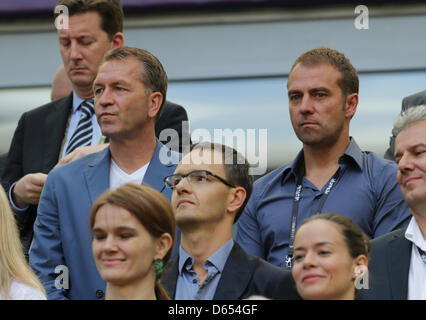 L'entraîneur adjoint de l'Allemagne Hans-Dieter Flick (R) et entraîneur de gardien Andreas Koepke sur les stands avant l'UEFA EURO 2012 groupe C match de football l'Espagne contre l'Italie à l'Arena Gdansk à Gdansk, Pologne, 10 juin 2012. Photo : Jens Wolf dpa (veuillez vous reporter aux chapitres 7 et 8 de l'http://dpaq.de/Ziovh de l'UEFA Euro 2012 Termes & Conditions)  + + +(c) afp - Bildfunk + + + Banque D'Images