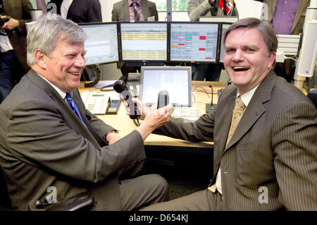 La Basse-saxe Ministre de l'intérieur, Uwe Schuenemann (R) et ministre de la Justice néerlandais Ivo Opstelten présent d'un téléphone à l'autre pour symboliser la coopération transfrontalière entre la Basse-Saxe et les Pays-Bas dans le cas de dommages graves et des catastrophes à Meppen, Allemagne, 11 juin 2012. L'accord prévoit le elaboratation d'un plan d'urgence et la formation o Banque D'Images