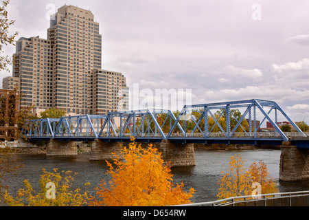 Le pont bleu au centre-ville de Grand Rapids, Michigan Banque D'Images