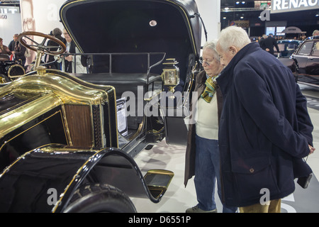 Paris, France - 06 février : Les Visiteurs voir la mer, à l'occasion du Salon Rétromobile, Février 06, 2013 Paris, France. Banque D'Images