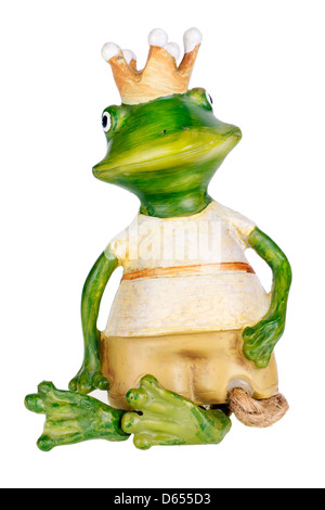 Argile verte grenouille - princesse avec une couronne d'or sur la tête macro isolé. L'argile à la main de l'objet en céramique. Banque D'Images