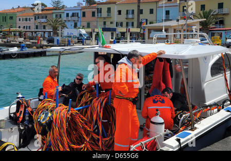 Préparer des spécialistes pour une plongée sur le bateau de croisière Costa Concordia a chaviré au large du port de l'île de Giglio (Isola del Giglio), l'Italie, 24 mai 2012. Le bateau de croisière est en appui de la moitié-enterrée en face de l'île de Giglio, après il a frappé les roches sous-marines le 13 janvier 2012. Après la 'de de carburant non' processus qui visait à éviter les déversements et la contamination de l'un de la Méditerranée's mos Banque D'Images