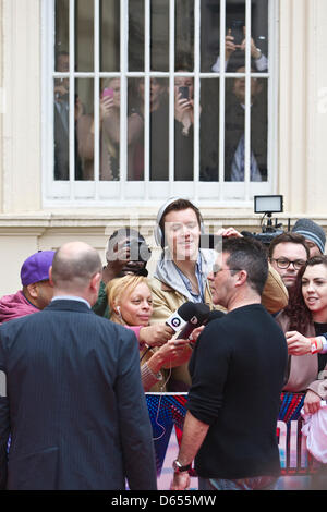 Britain's Got Talent Photocall, ICA, Lonon, UK. 11.04.2013 photo montre un fans en essayant de prendre des photos de Simon Cowell comme il parle aux médias de l'extérieur le lancement de Britain's Got Talent nouvelle série à l'extérieur de l'ICA, Londres, UK Banque D'Images