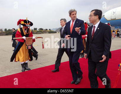 Le secrétaire d'Etat américain John Kerry est escorté par lune Seoung-hyun, Directeur Général adjoint du ministère des Affaires étrangères pour l'Amérique du Nord, et l'Ambassadeur des Etats-Unis Sung Kim à son arrivée le 12 avril 2013 à Séoul, Corée du Sud. Banque D'Images