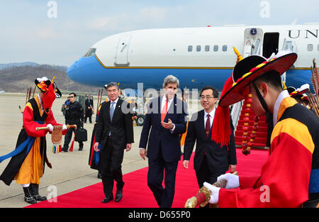 Le secrétaire d'Etat américain John Kerry est escorté par lune Seoung-hyun, Directeur Général adjoint du ministère des Affaires étrangères pour l'Amérique du Nord, et l'Ambassadeur des Etats-Unis Sung Kim à son arrivée le 12 avril 2013 à Séoul, Corée du Sud. Banque D'Images