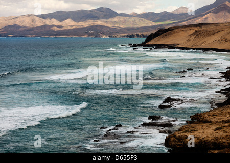 Surfez sur la côte rocheuse, Fuerteventura, Îles Canaries, Espagne Banque D'Images