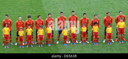 L'équipe espagnole durant leur anthym avant l'UEFA EURO 2012 groupe C match de football l'Espagne contre l'Italie à l'Arena Gdansk à Gdansk, Pologne, 10 juin 2012. Alvaro Arbeloa (L-R), Andres Iniesta, David Silva, Jordi Alba, Xabi Alonso, Sergio Busquets, Gerard Pique, Cesc Fabregas, Xavi Hernandez, Sergio Ramos, Iker Casillas Photo : Andreas Gebert dpa (veuillez vous reporter aux chapitres 7 et Banque D'Images